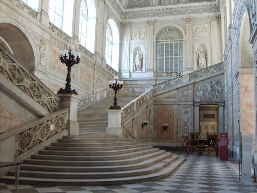 trappen koninklijk paleis napels