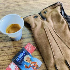 handschoenen uit napels met koffie