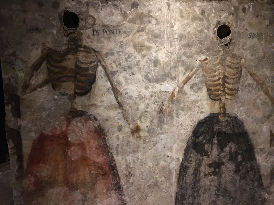 schilderingen in de catacomben van san gaudioso in napels