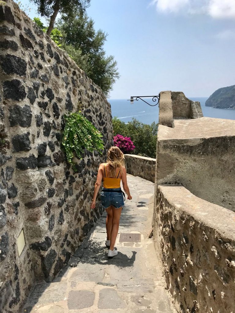 Iris wandelend door Castello Aragonese op Ischia