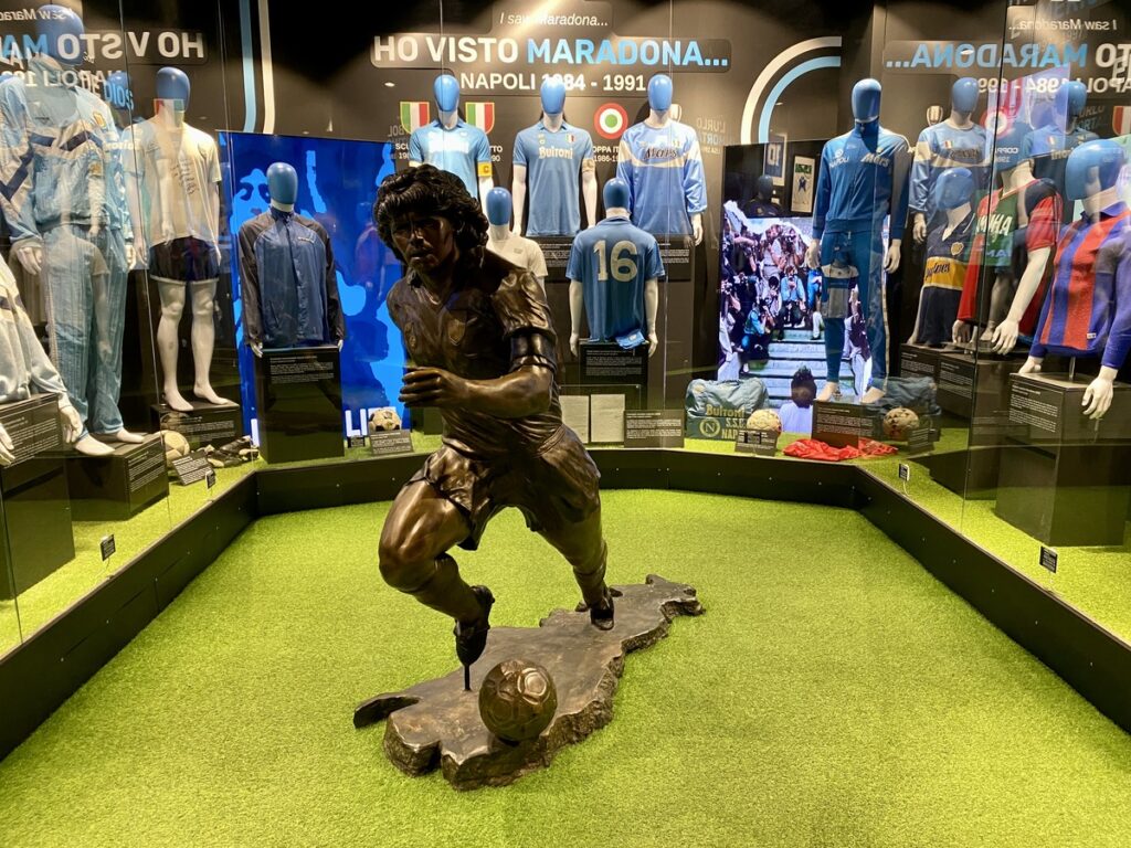 maradona beeld in maradona museum in napels