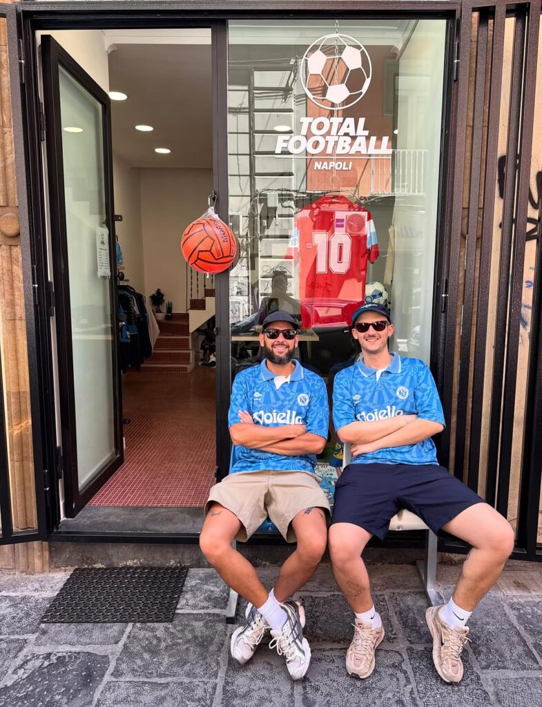 vintage voetbalshirts winkel total football met eigenaren voor de winkel